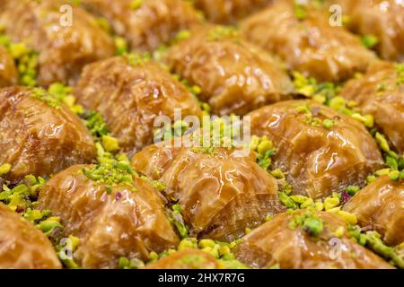 Pistacchio baklava. Primo piano. Sapori tradizionali del Medio Oriente. Tradizionale baklava turco. Nome locale fistikli baklava Foto Stock