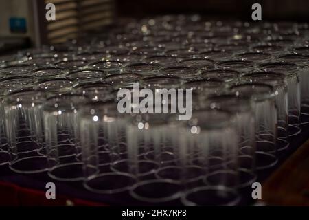 Accatastate una fila di Glass of Water nel ristorante dell'hotel Foto Stock