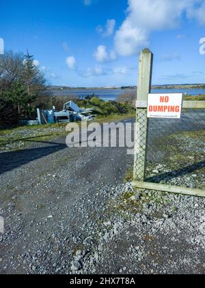 ARDARA, CONTEA DI DONEGAL, IRLANDA - MARZO 08 2022 : il dumping sta succedendo dietro il segno di assenza di dumping. Foto Stock