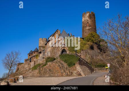 Alken, Germania 8 marzo 2022, la vista frontale del castello medievale Thurant ad Alken Foto Stock
