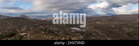 Una vista panoramica del paesaggio del deserto di Tabernas in Andalusia nel sud della Spagna Foto Stock