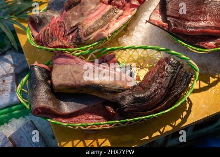 Tonno fresco nero e carne rossa in vendita presso un mercato asiatico umido. Foto Stock