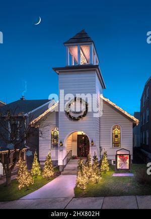 Piccola chiesa urbana decorata con luci di Natale per la stagione di Natale, Philadelphia Pennsylvania USA Foto Stock