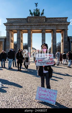 Porta di Brandeburgo, Berlino, Germania, 8th marzo 2022. Protesta internazionale della giornata delle donne Foto Stock