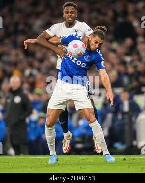 07 marzo 2022 - Tottenham Hotspur v Everton - Premier League - Tottenham Hotspur Stadium Everton's Dominic Calvert-Lewin batte con Ryan Sessegnon Foto Stock