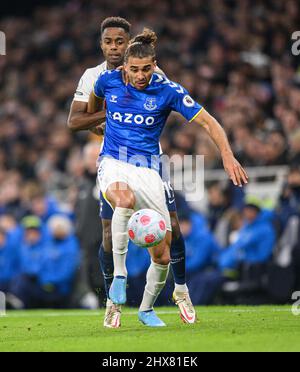 07 marzo 2022 - Tottenham Hotspur v Everton - Premier League - Tottenham Hotspur Stadium Everton's Dominic Calvert-Lewin batte con Ryan Sessegnon Foto Stock