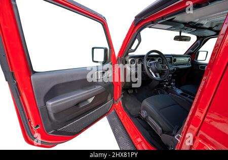 Aprire la porta del conducente in auto offroad rossa isolato su sfondo bianco studio Foto Stock