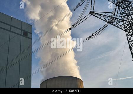 Fumo bianco da una torre di raffreddamento. Centrale elettrica a carbone Foto Stock