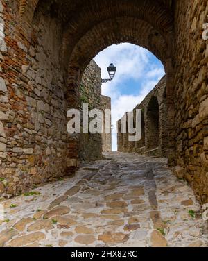Castellar de la Frontera, Spagna - 9 marzo, 2022: Vista dettagliata dello storico castello moresco a Castellar de la Frontera Foto Stock