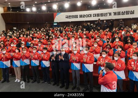 Seul, Corea del Sud. 10th Mar 2022. Yoon Suk-yeol, candidato presidenziale del Partito popolare, al centro, e Ahn Cheol-soo, candidato presidenziale del Partito popolare, al fronte sinistra, celebrano il suo ufficio elettorale nell'Assemblea Nazionale di Seoul, Corea del Sud, mercoledì 9 marzo 2022. (Foto di SeongJoon Cho/Pool/Sipa USA) **solo per uso editoriale - credito obbligatorio** credito: Sipa USA/Alamy Live News Foto Stock