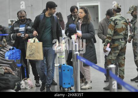 New Delhi, India. 10th Mar 2022. 146 studenti, tra cui 27 stranieri nazionali dell'Ucraina, si accodano dopo il ritorno dalla Romania, alcuni di loro sono stati bloccati in Ucraina durante l'attacco della Russia contro l'Ucraina, si sono disimbarcati su un aereo al campo base dell'aeronautica di Hindan a Hindan Ghaziabad, India il 10 marzo 2022. Operazione Ganga, un'operazione di salvataggio per evacuare Indian Nationals Medicine Student, per lo più studenti da Ucraina dilaniata da conflitti nel mezzo di una guerra con la Russia, attraverso i paesi vicini. (Foto di Ravi Batra/Sipa USA) Credit: Sipa USA/Alamy Live News Foto Stock