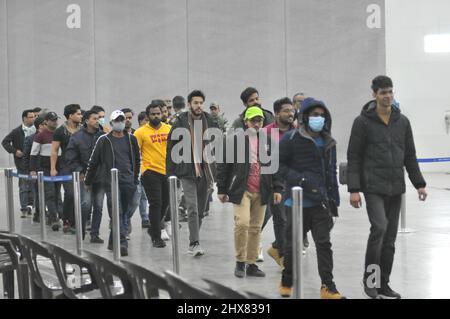 New Delhi, India. 10th Mar 2022. 146 studenti, tra cui 27 stranieri nazionali dell'Ucraina, si accodano dopo il ritorno dalla Romania, alcuni di loro sono stati bloccati in Ucraina durante l'attacco della Russia contro l'Ucraina, si sono disimbarcati su un aereo al campo base dell'aeronautica di Hindan a Hindan Ghaziabad, India il 10 marzo 2022. Operazione Ganga, un'operazione di salvataggio per evacuare Indian Nationals Medicine Student, per lo più studenti da Ucraina dilaniata da conflitti nel mezzo di una guerra con la Russia, attraverso i paesi vicini. (Foto di Ravi Batra/Sipa USA) Credit: Sipa USA/Alamy Live News Foto Stock