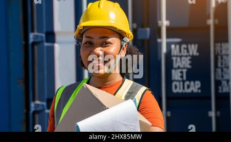 Donna caposquadra controllo carico container box in magazzino , ispettore lavoratore o Supervisore sicurezza in container CustomTerminal porto concept import expo Foto Stock