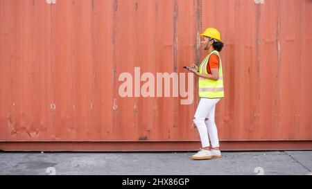 Donna caposquadra controllo carico container box in magazzino , ispettore lavoratore o Supervisore sicurezza in container CustomTerminal porto concept import expo Foto Stock