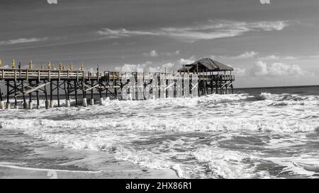 Vecchio molo in legno a Cocoa Beach Florida Foto Stock