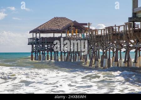 Vecchio molo in legno a Cocoa Beach Florida Foto Stock