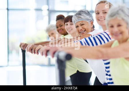 Fitness per tutte le età. Shot di un gruppo di donne che lavorano in ambienti chiusi. Foto Stock