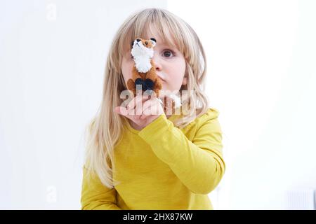 Bambina giocando con il dito fantoccio (modello dai 3 anni) Foto Stock