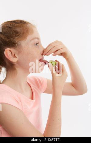 Cuneo di lime utilizzato per un test del gusto. Modello 10 anni. Foto Stock