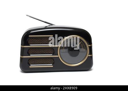 Primo piano della radio AM FM retrò vintage con antenna su sfondo bianco Foto Stock