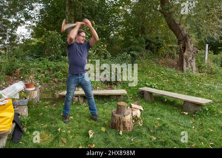 Spaccare l'asse del legno passo-passo Foto Stock
