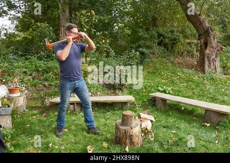 Spaccare l'asse del legno passo-passo Foto Stock