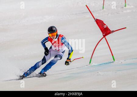 Yanqing, Cina. 10th Mar 2022. Lo sciatore finlandese SANTERI KIIVERI si è inchallato in oro nella Slalom gigante maschile alla Paralimpiadi invernali di Pechino 2022. Questa era la sua seconda di due corse. (Credit Image: © Mark Edward Harris/ZUMA Press Wire) Foto Stock