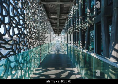 Vista sul corridoio interno e sulla terrazza sul tetto all'interno del museo Mucem (Museo delle Civilizzazioni europee e mediterranee) a Marsiglia, Francia Foto Stock