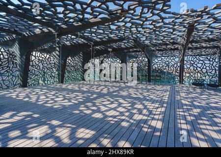 Vista sul corridoio interno e sulla terrazza sul tetto all'interno del museo Mucem (Museo delle Civilizzazioni europee e mediterranee) a Marsiglia, Francia Foto Stock