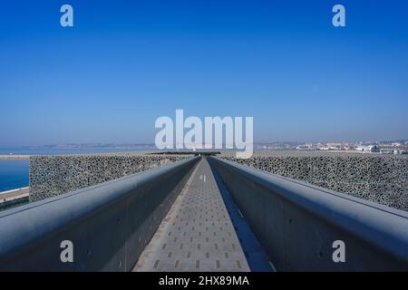 Vista sul corridoio interno e sulla terrazza sul tetto all'interno del museo Mucem (Museo delle Civilizzazioni europee e mediterranee) a Marsiglia, Francia Foto Stock