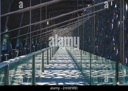 Vista sul corridoio interno e sulla terrazza sul tetto all'interno del museo Mucem (Museo delle Civilizzazioni europee e mediterranee) a Marsiglia, Francia Foto Stock