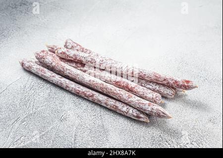 Salsiccia tradizionale spagnola mini fuet. Sfondo bianco. Vista dall'alto Foto Stock