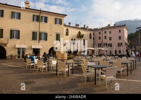 Garda, Italia - Dicembre 27th 2021. Piazza Catullo a Natale a Garda sulla sponda orientale del lago di Garda, provincia di Verona, Veneto, Italia Foto Stock