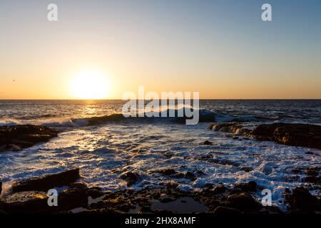 tranquilla costa di mare con pietre al crepuscolo, sfondo naturale del mare Foto Stock