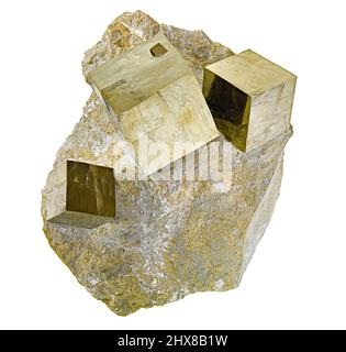 Pirite nella roccia (tre cristalli cubici fini in matrice). Da Navajún, la Rioja, Spagna Foto Stock