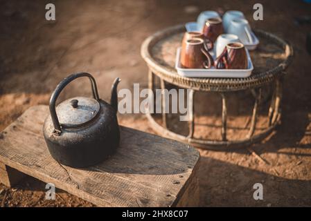 Una vecchia pentola nera per fare un caffè goccia sul camino durante il campeggio o le escursioni. Foto Stock
