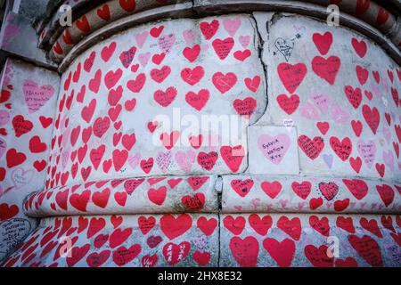 Il Memoriale di Covid accanto al Tamigi dipinse cuori in omaggio alle vittime del virus COVID, Londra, Inghilterra, Gran Bretagna Foto Stock