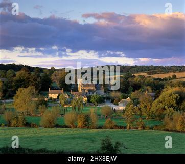 Vista al tramonto sul villaggio di Cotswold sul fiume Windrush. Foto Stock