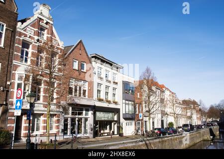 'S-Hertogenbosch, Paesi Bassi - 12 febbraio 2022: Row case storiche nel centro della città Foto Stock