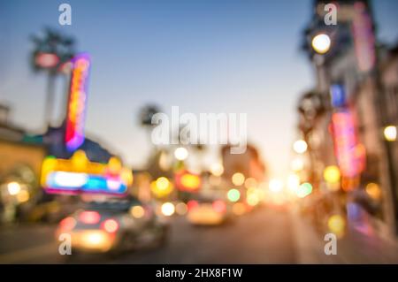 Sfocatura defocused di Hollywood Boulevard al tramonto - Bokeh astratto vista della famosa Walk of Fame in California - United staes of America Wonders - E. Foto Stock