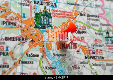 Fuoco selettivo macro shot di una mappa a bassa risoluzione della capitale Ucraina, Kiev Foto Stock