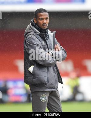 L'assistente manager di Crawley Lewis Young durante la Sky Bet League due partite tra Crawley Town e Scunthorpe si unirono al People's Pension Stadium , Crawley , Regno Unito - 5th Marzo 2022 - solo per uso editoriale. Nessun merchandising. Per le immagini Football si applicano restrizioni fa e Premier League inc. Nessun utilizzo di Internet/cellulare senza licenza FAPL - per i dettagli contattare Football Dataco Foto Stock