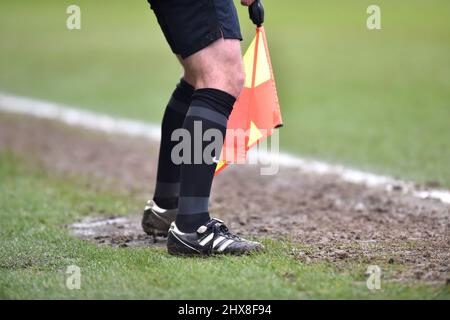 Gli arbitri assistente stivali nel fango durante la partita Sky Bet League due tra Crawley Town e Scunthorpe Uniti al People's Pension Stadium , Crawley , Regno Unito - 5th Marzo 2022 - solo per uso editoriale. Nessun merchandising. Per le immagini Football si applicano restrizioni fa e Premier League inc. Nessun utilizzo di Internet/cellulare senza licenza FAPL - per i dettagli contattare Football Dataco Foto Stock