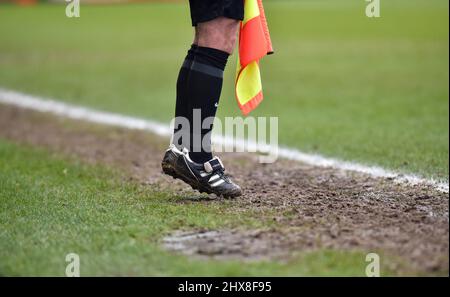 Gli arbitri assistente stivali nel fango durante la partita Sky Bet League due tra Crawley Town e Scunthorpe Uniti al People's Pension Stadium , Crawley , Regno Unito - 5th Marzo 2022 - solo per uso editoriale. Nessun merchandising. Per le immagini Football si applicano restrizioni fa e Premier League inc. Nessun utilizzo di Internet/cellulare senza licenza FAPL - per i dettagli contattare Football Dataco Foto Stock