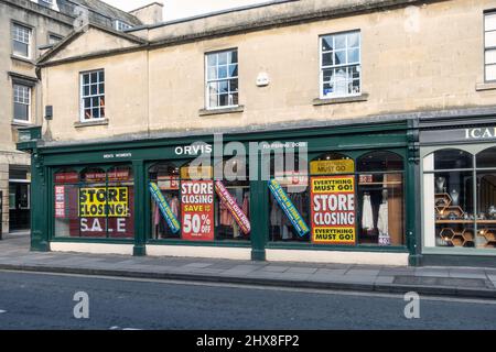 Negozio Orvis a Bath chiusura con 50% di vendita, 1 Pulteney Bridge, City of Bath, Somerset, Inghilterra, REGNO UNITO Foto Stock