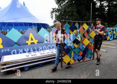 Lavoratori in loco presso la Glanusk Estate di Crickhowell, preparando il sito in preparazione per il Green Man Festival 2021. . Il laboratorio di pittura di cartello in Foto Stock