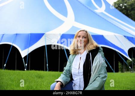 Lavoratori in loco presso la Glanusk Estate di Crickhowell, preparando il sito in preparazione per il Green Man Festival 2021. Fiona Stewart (direttore dell'evento) Foto Stock