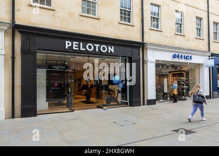 Peloton cyclette marca e negozio di scarpe di moda Office a St Lawrence Street, Southgate Shopping Center, City of Bath, Somerset, Inghilterra, REGNO UNITO Foto Stock