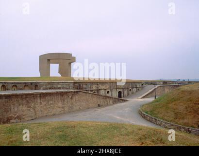 'EL ELOGIO DEL HORIZONTE' EN EL CERRO DE SANTA CATALINA- TERMAS ROMANAS DE CAMPO VALDES- S I. AUTORE: EDUARDO CHILLIDA (1924-2002). Ubicazione: ESTERNO. Gijón. ASTURIE. SPAGNA. Foto Stock