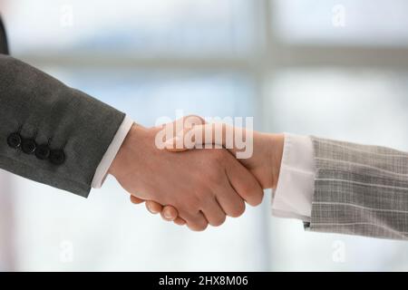 Uomo d'affari che agita la mano della donna in ufficio, primo piano Foto Stock